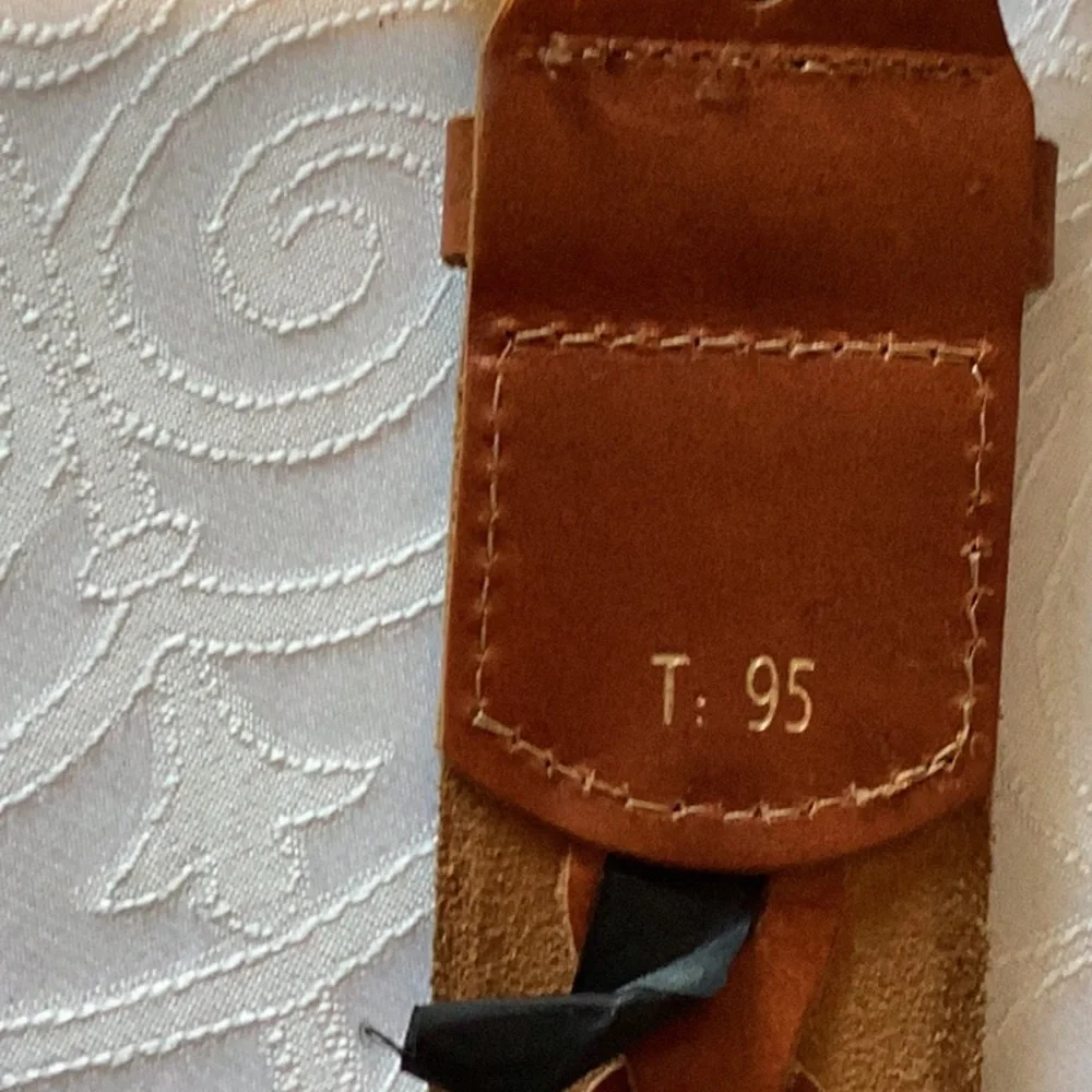 Womens detailed 2 inch wide brown leather belt. - Picture 3 of 4